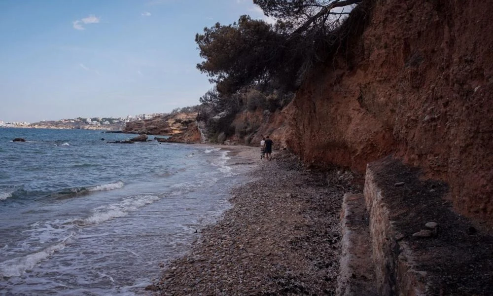 Σαντορίνη: Έκλεισε η Κόκκινη Παραλία - Έπεσαν κομμάτια βράχων